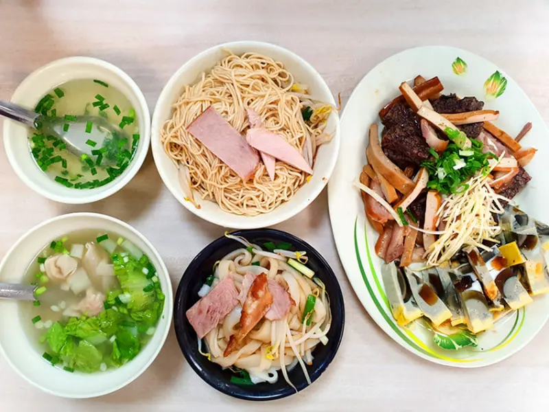 【高雄小吃】福安路陽春麵 古早味豬油拌麵 免費大骨湯喝到飽│阿美古早味紅茶 costco好市多鮮奶茶大杯才30元