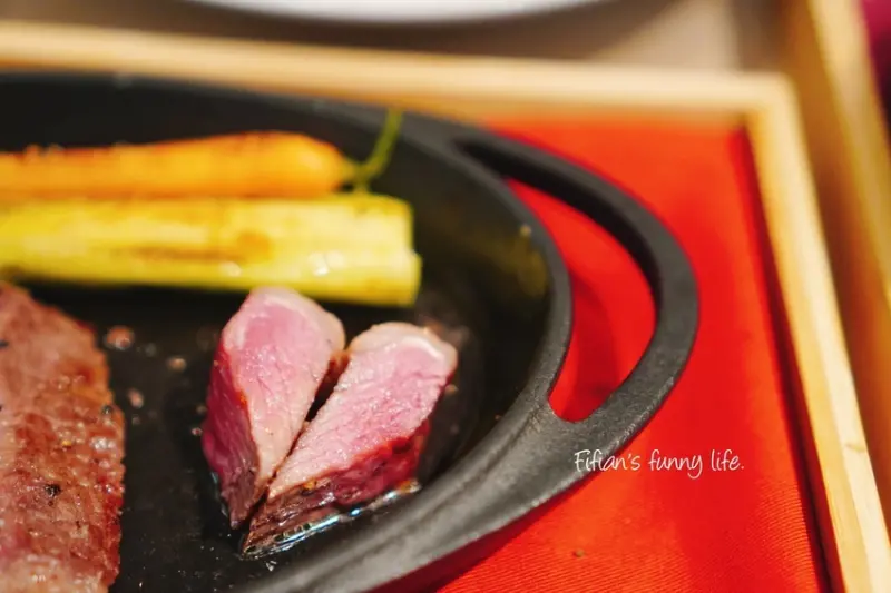 | 市府站美食 | A13 遠東百貨 bistro WAYO餐酒館 大推軟嫰乾式熟成肉牛排 冰淇淋荷蘭鬆餅