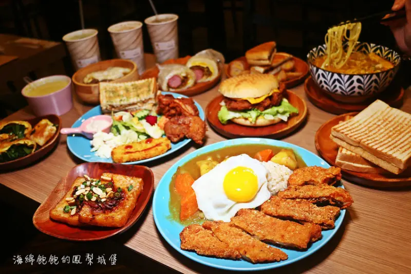 板橋美食｜早安公雞板橋店，老麵堡、蛋餅、飯糰、炒烏龍、咖哩飯、宵夜、芋泥球、菜單價位(捷運新埔站)