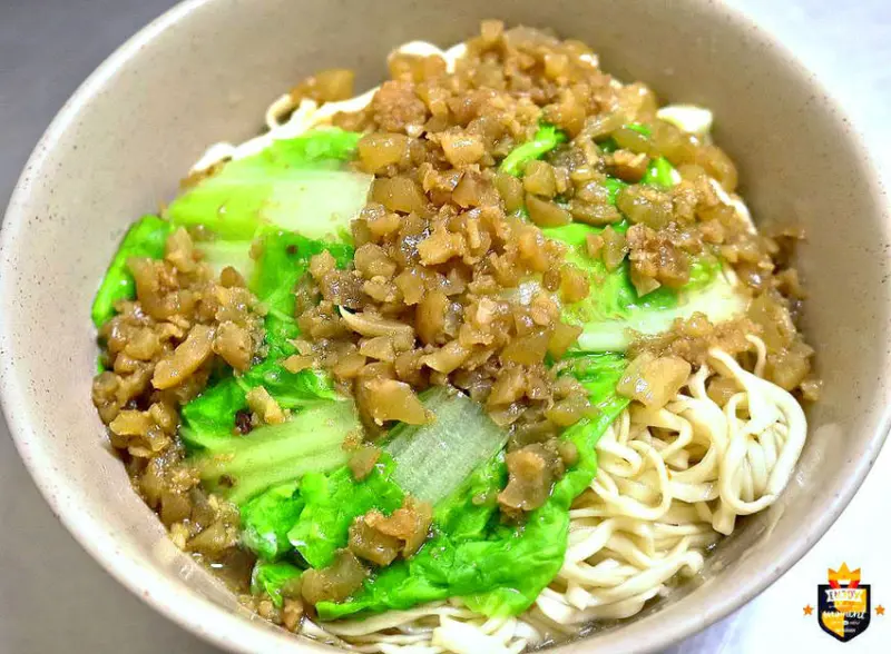 台南麵店／無招牌無店名36年老店／每日限量賣完提早收／在地人從小吃到大／用餐時段人潮滿滿／平價消費物超所值