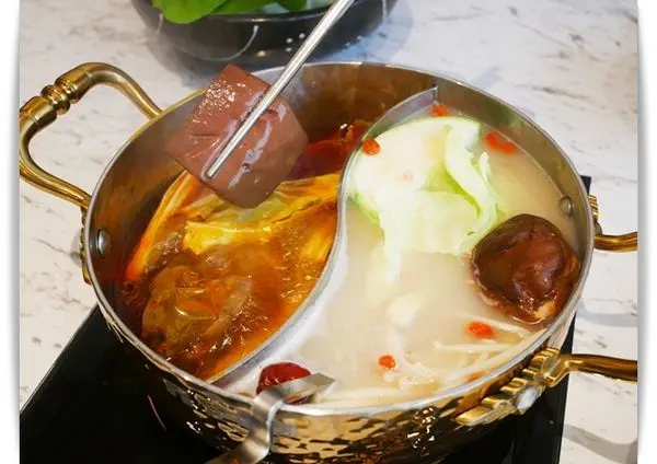 「江府錦麻辣鴛鴦」一人獨享鴛鴦鍋，鴨血、豆腐無限加 ♡