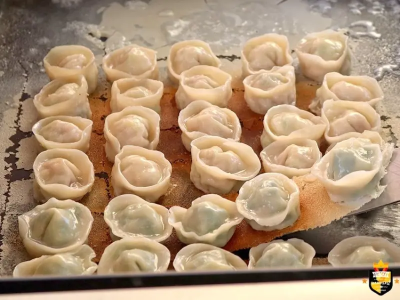 台南煎餃／每日限量晚來吃不到／下午才營業只賣4小時／堅持現點現煎／純外帶無內用／3小時不到秒殺完售