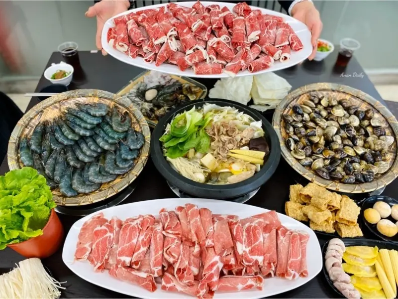 | 高雄美食 |超浮誇大份量澎湃到不行/平價CP值超高/全家都愛十訪以上火鍋/嘉義老牌石頭火鍋明誠店