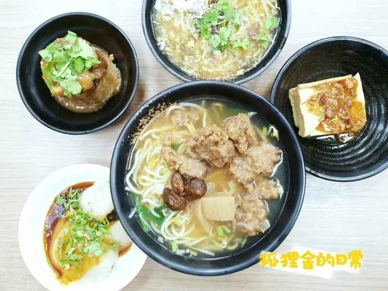 台中美食 │ 王哥肉丸 脆皮肉圓 筒仔米糕 排骨酥麵 道地台灣小吃美食一次滿足