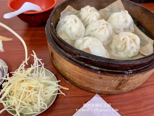 【嘉義排隊美食】嘉義德記小籠包（小六分店）｜從小吃到大的國民美食小籠包，汁多味美小籠包、餛飩湯。
