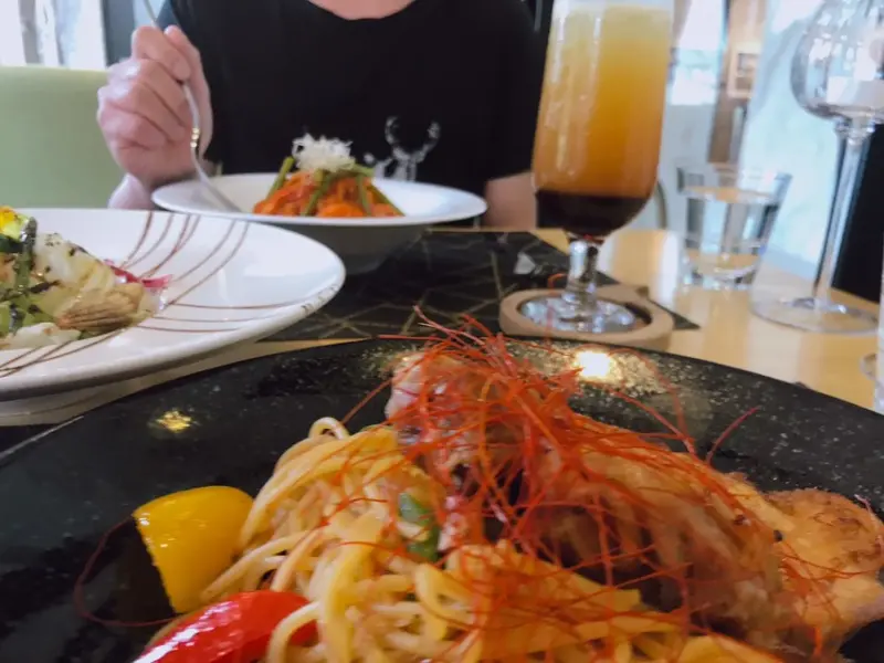 【台中情侶約會餐廳首選】藏身在國際大飯店中的質感餐酒館，約會氣氛好浪漫、餐點特別又好吃－愛麗絲餐酒館