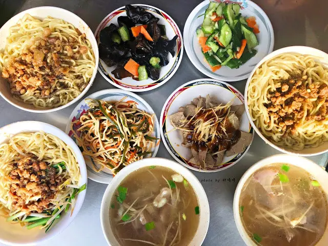 【台中 沙鹿】豐原「通」排骨麵，位於沙鹿台中銀行前，宵夜場老字號平價美食，在地人激推，令人忘不了的滋味，尤其乾麵加辣根本無敵，時不時就會想起這一味💓
