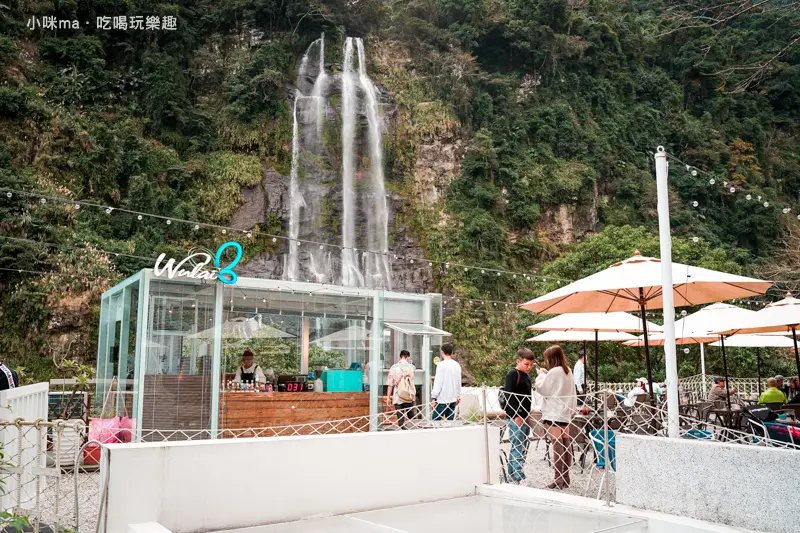 瀑布3號 | ig火紅景點 開在烏來山區瀑布旁的玻璃屋。坐上純白沙發把瀑布當背景 美景就像自家客廳。這裡也是親子餐廳喔。烏來景觀餐廳