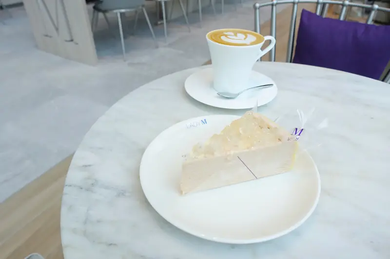 【甜點咖啡】LADY M 遠百信義店 , A13獨家限定款法國凱歌香檳千層蛋糕 , 挑高舒適採光絕佳純白用餐環境 , 市政府捷運站信義區商圈新地標