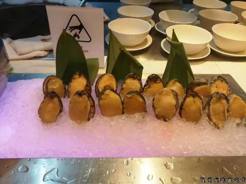 台北● 寒舍艾美酒店【探索廚房自助餐全新升級】一次品嚐整粒鮑魚雞湯​​脆皮乳豬、現烤生蠔、安格斯牛排