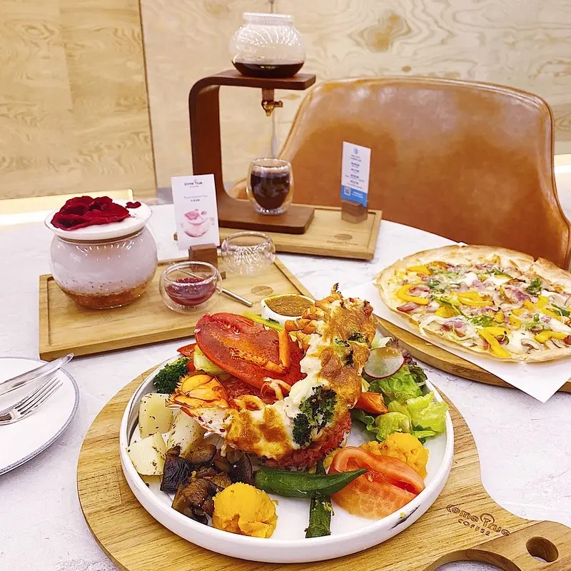 { 市政府站 } 到貴婦百貨品味成真咖啡☕創意咖啡 波士頓龍蝦彩虹飯🦞酒釀桂花炙蘋果舒芙蕾🥞Bellavita 信義店