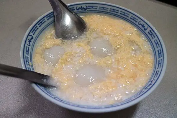 高雄鼓山區=<食>【一家藥局】不僅僅是一家藥局，用一碗暖呼呼的甜酒釀湯圓記得加蛋來暖心暖胃，喜樂之心，就是良藥喔=