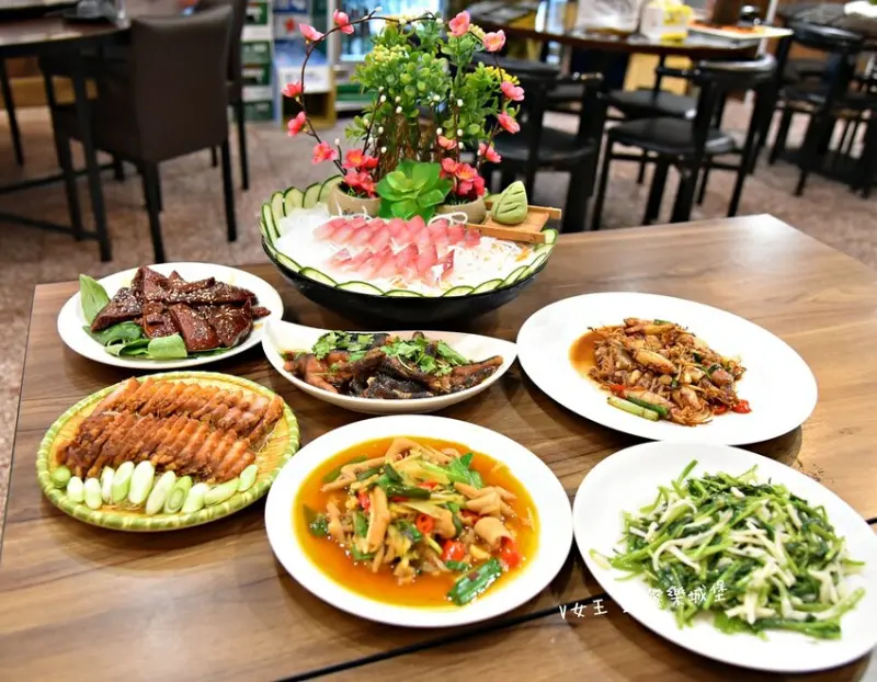 信義安和 噗嚨哄海鮮熱炒、烤物 ll 百元熱炒任你點，親民價格讓你吃飽飽也不會心疼，不管三五好友聚餐或家人聚餐，不管要客製化桌菜、宴客、包場都很適合。。。