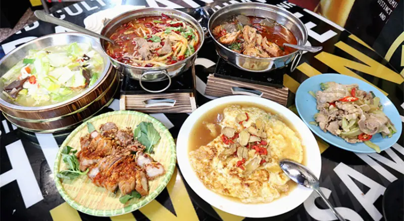 「信義安和海鮮熱炒烤物」【噗嚨哄海鮮熱炒】吃得到阿嬤的味道，又多了年輕老闆的巧思創意，口味豐富多層次，老闆娘親切寒暄，人情味+美味，每天高朋滿座！