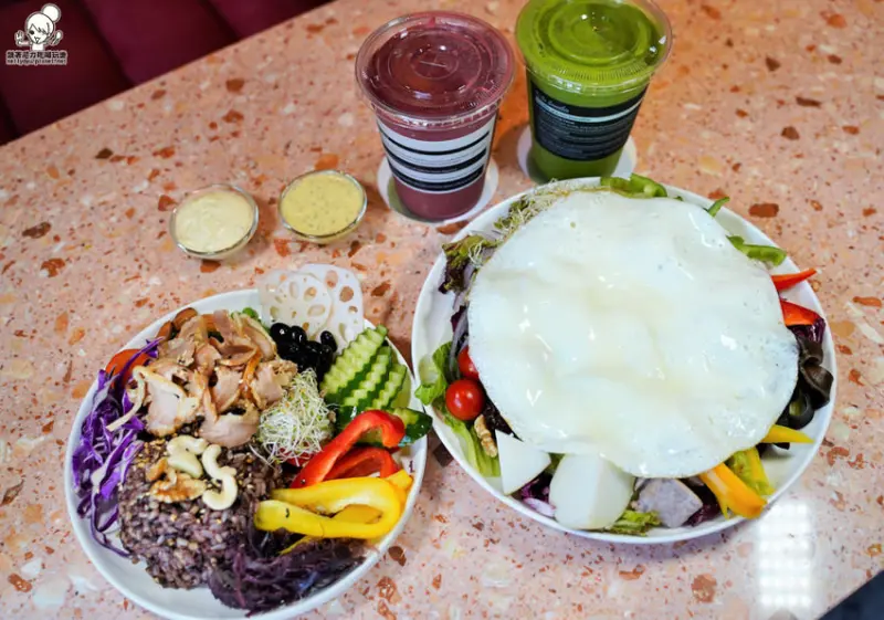 療癒系優雅網美健康沙拉、果昔、獨家莫蘭迪吐司，to be smoothie 高雄文山特區店｜綠果昔、沙拉、輕食專賣店 - 跟著尼力吃喝玩樂＆親子生活