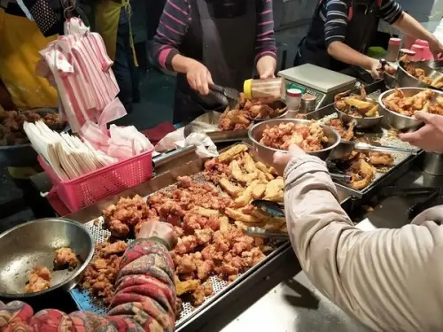 【江子翠美食】萬頭鑽動千人瘋搶盛況_奇郁炸雞_一出鍋馬上被搶光沒有在開玩笑