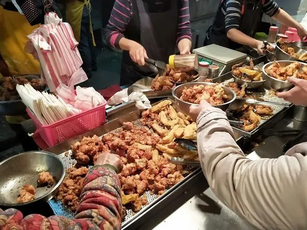 【江子翠美食】萬頭鑽動千人瘋搶盛況_奇郁炸雞_一出鍋馬上被搶光沒有在開玩笑