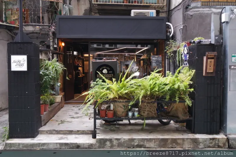 RockyDoggy Coffee Store 咬滾狗狗咖啡館 |光與黑溫暖個性空間【台北市】