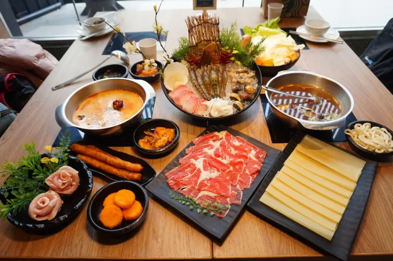 [員林美食] 六畝良食鍋物- 十一種精緻湯底x氣派平價用餐環境/ 彰化火鍋推薦/ 員林美食