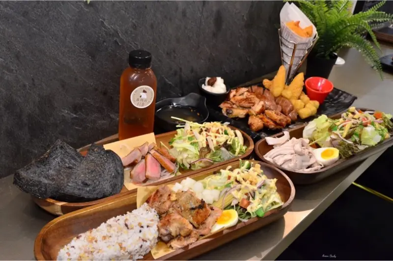 | 高雄美食 |現煎的雞腿排輕食超好吃/超人氣冷凍肉品發肉覓FLM/漢神本館B3美食街