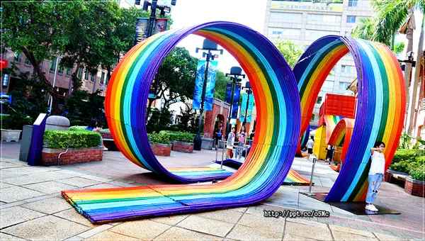 【當代藝術】超夯ＩＧ熱門打卡景點～波浪彩虹，怎麼拍都美麗，限定藝術造景，活動到１１／２０止