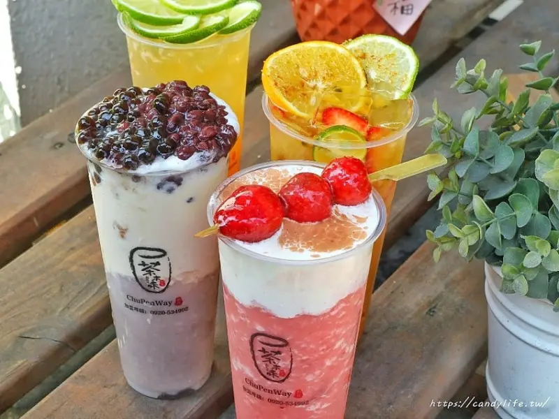 茶本味│首創整支草莓糖葫蘆入料的飲料店，加上芝士奶蓋超邪惡，每日限量，晚來買不到！