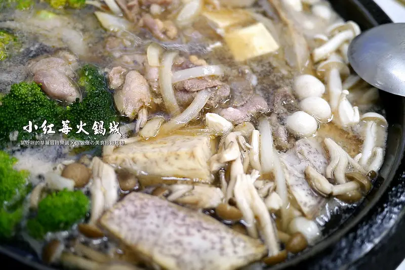 小紅莓自助火鍋城 / 小紅莓石頭火鍋 ► 台北市 松山區 ◄ 捷運沿線必吃美食：捷運南京三民站 x 秋冬圍爐選擇三四十年老字號石頭火鍋（菜單食材全價格）