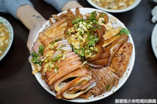 中華路刀削麵。浮誇美美的滷味小菜拼盤讓人很易手滑-踢小米食記