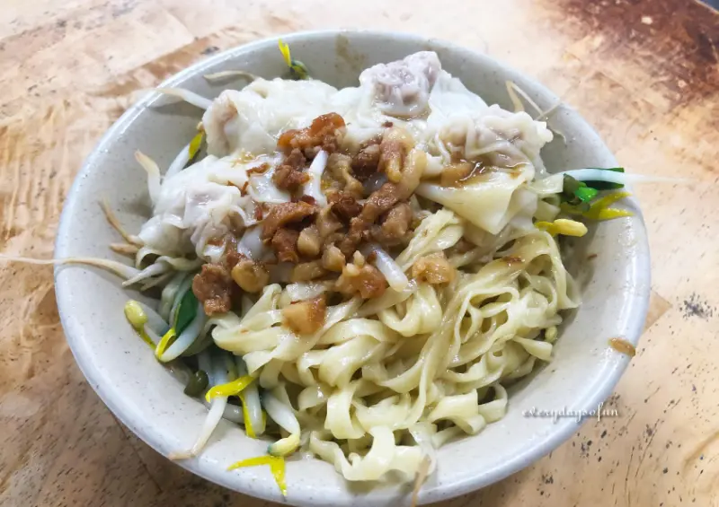 ∥嘉義食記∥民雄排隊老字號：南扁食意麵，多項滷菜可選，免費柴魚高湯任你喝！