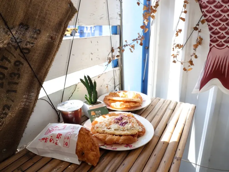 炸蛋蔥油餅-竹力亭：台南最厲害的炸蛋蔥油餅底家！超大雞排、台南虱目魚條給它夾進去，變成全台最厚、最大份的蔥油餅，挑戰你的張口極限!｜台南永康區美食.台南午茶推薦 - 進食的巨鼠