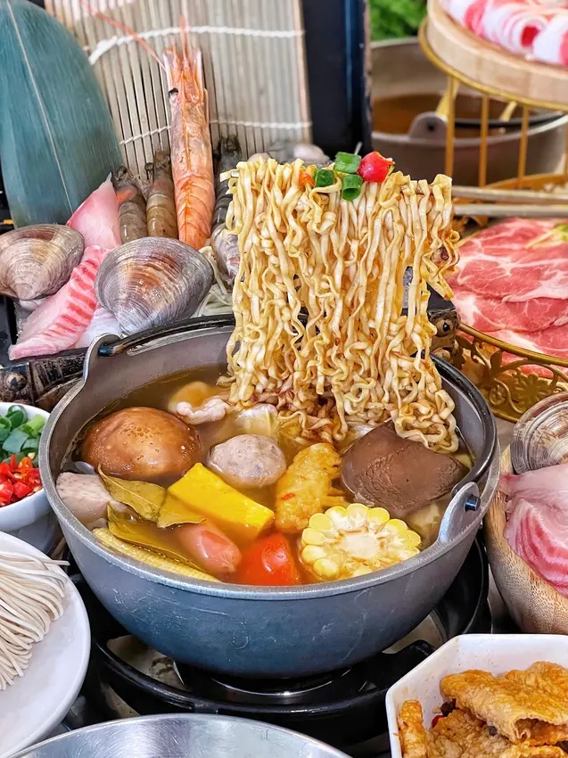 《桃園中壢*大牧鍋物DAMU》浮誇系的質感火鍋！且都是使用原塊肉，藏寶箱&金雙層鳥籠上桌(附大牧鍋物菜單)