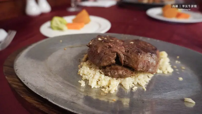高雄 | 華友牛排館，來一場經典老派的牛排約會吧 - 囧囧，食旅日常