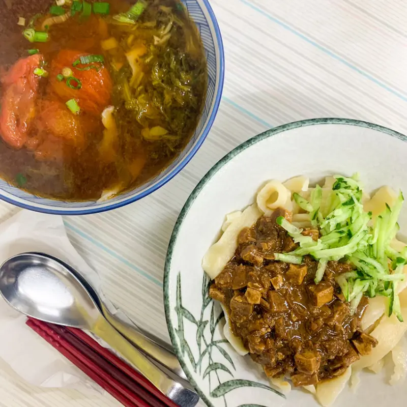 「桃園美食」大個子手工刀削麵。桃園火車站附近刀削麵現削現煮，推薦番茄牛肉湯，讓人想打包一份回家~