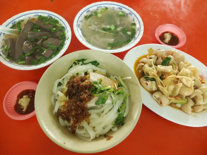 高雄美濃區美食。美濃阿秋肉圓粄條店。必嘗美濃道地客家粄條 豐盛客家菜讓老饕胃口大開