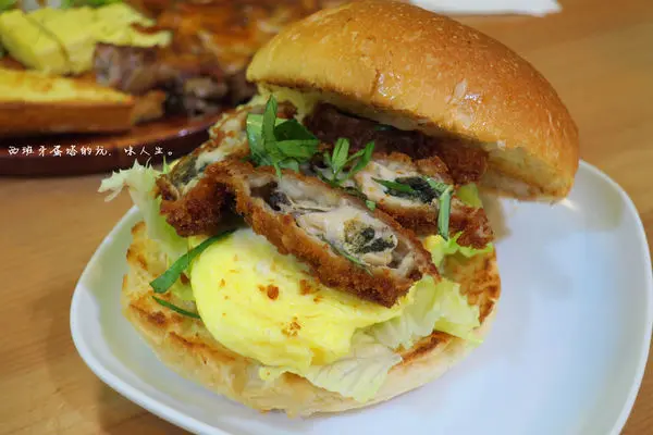壹三找餐｜新莊超狂早午餐！可樂餅夾在手工粉漿蛋餅裡、低醣漢堡裡面有炸牡蠣，這樣對嗎？！