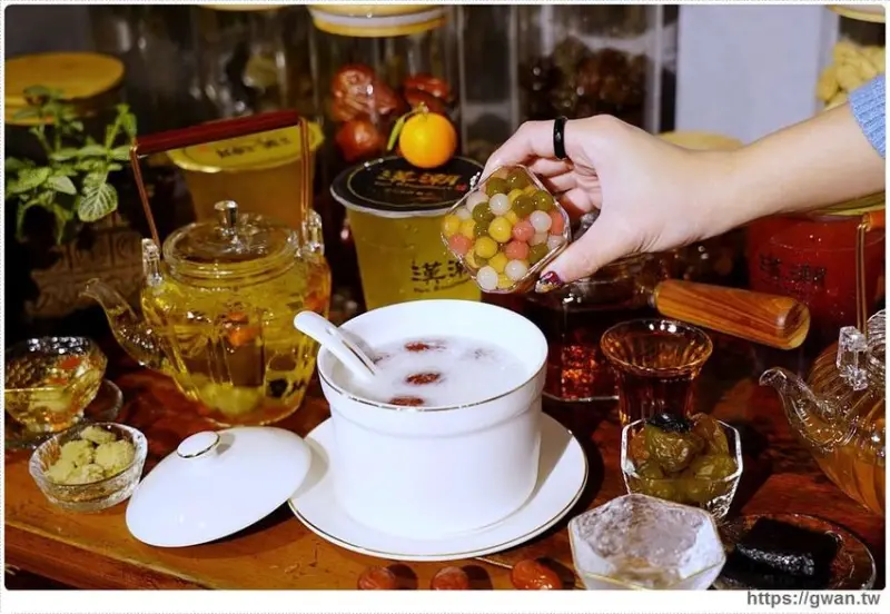 台中新開茶飲店，現沖高山烏龍茶只要50元，內用不加價還有超吸睛的五行珍珠！