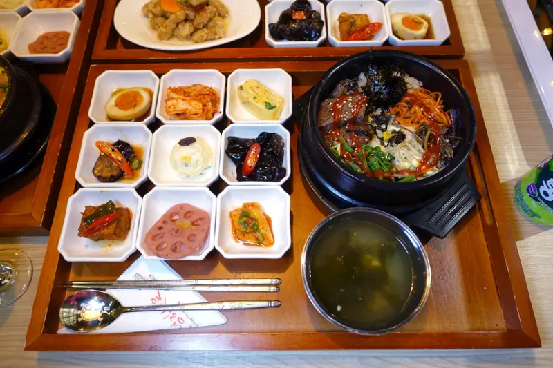 偷飯賊-信義遠百A13餐廳推薦，台北信義區韓式聚餐、一個人的韓式料理，九宮格小菜+韓式鍋物/燒肉/定食，信義區平價韓式美食(內含偷飯賊遠百菜單)