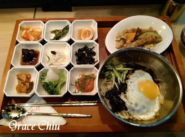 偷飯賊 밥도둑～定食餐點內附豐富九宮格小菜，吃巧也吃飽(信義遠百A13 4F)