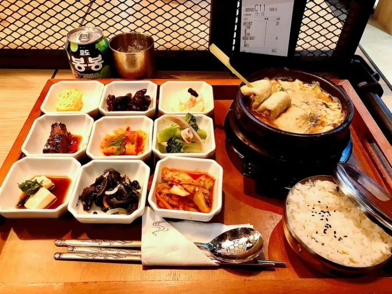 【慧。愛笑的吃貨】偷飯賊밥도둑.遠百信義A13.精緻九宮格小菜.全台首店韓式料理