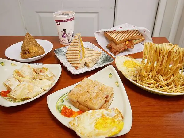 享樂健康早餐吧-台北北投早午餐推薦，愛吃早餐的你照過來，中西式餐點一次擁有，蛋餅、吐司、肉粽都好吃，新品芋泥超好吃不誇張