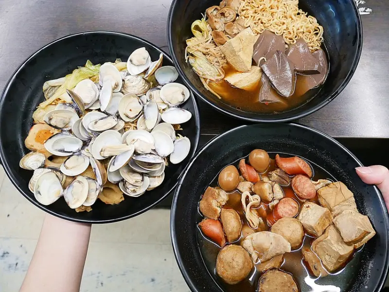 二十一食堂-新莊加熱麻辣滷味，超鮮的爆炸多蛤蜊麵在這邊，預約才吃得到喔! 周年慶滿80就送20超划算
