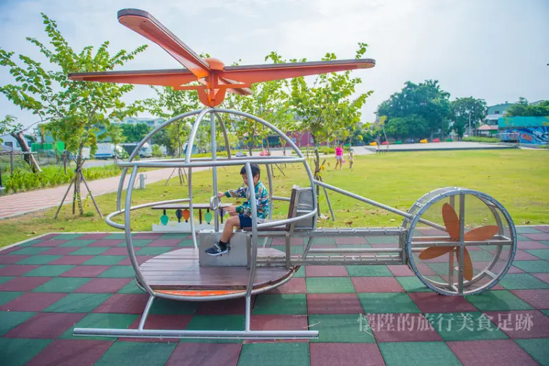 【台南親子公園】看孩子快樂的彈跳，乘坐刺激的旋轉飛機：大恩公園
