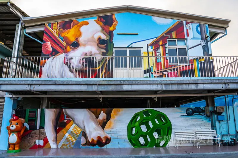 超漂亮大型3D狗狗彩繪牆，和毛孩子一起當網美：台南市動物之家灣裡站