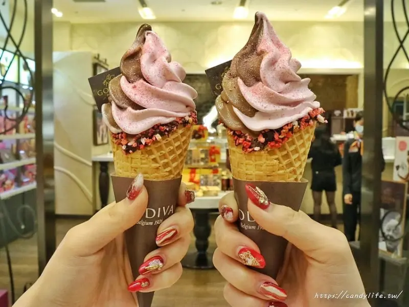 GODIVA草莓巧克力霜淇淋台灣獨家限定！好吃不甜膩，期間販售只到這一天，門市看這邊～