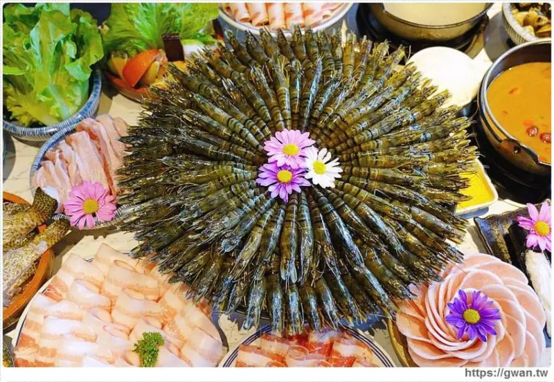 台中新開火鍋店，霸氣100隻蝦蝦端上桌，身份證有1、3、9再贈送花瓣松阪豬！