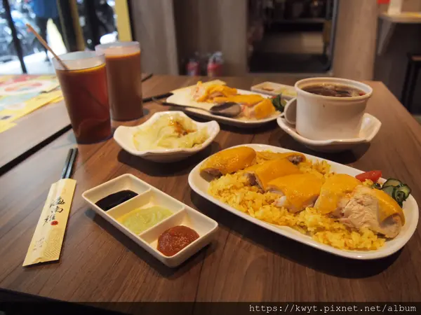 【台北。美食】星島海南雞飯。嚴選高品質中成雞，每日新鮮現宰溫體雞，海南雞肉質超軟嫩，用心自製各種醬料、飲品｜附菜單