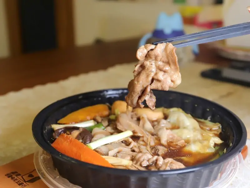 福豆屋安平店/愛買店推出防疫外帶鍋了! 有煮熟即食的個人火鍋.也有未煮的多人火鍋套餐/肉量加倍.挑戰台南最高CP值外帶火鍋/防疫優惠價全面75折.一個人只要一百元起~ - 進食的巨鼠