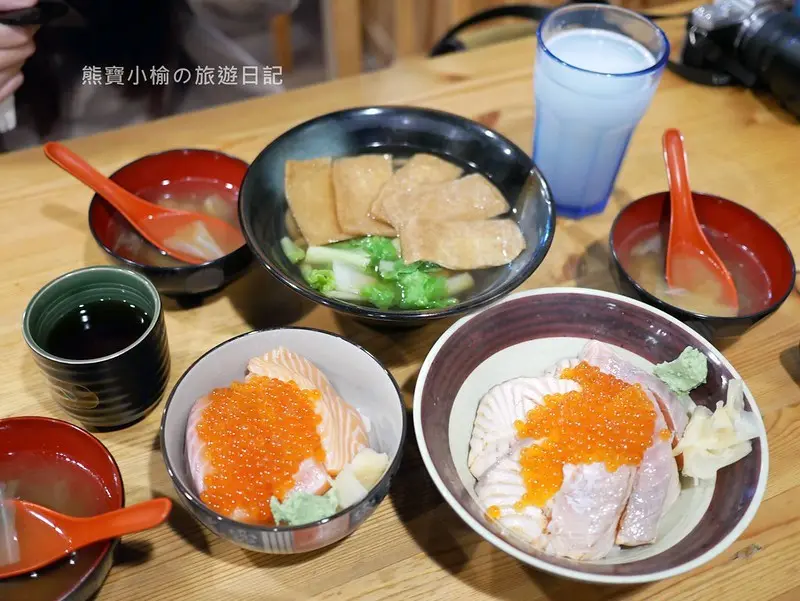 【台北美食】信日本料理 California and Japanese Food Cuisine，信義區內的平價日本料理餐點。厚切鮭魚生魚片，吃起來超大口又滿足！(台北信義區美食餐廳．日本料理定食．鮭