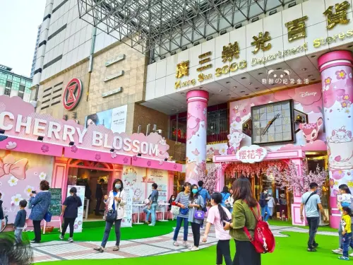 【台中西區】台中迪士尼櫻花季快閃限定店│粉嫩造景萌翻少女心│30cm小鹿斑比......