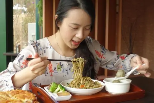 【桃園｜龍潭美食】美人世家｜賞魯冰花首選餐廳！不容錯過的爆漿茶貢丸